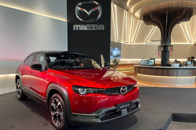 Mazda Indonesia resmi meluncurkan mobil listrik pertamanya, yaitu Mazda MX-30 di Mazda Indonesia Headquarters, Senin (11/11/2024). Foto: Fitra Andrianto/kumparan