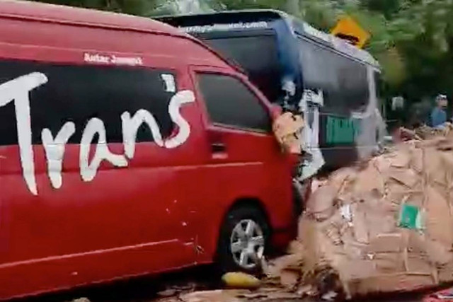 Mobil travel DayTrans yang terlibat kecelakaan Tol Cipularang KM 91-92, Senin (11/11/2024). Foto: Dok. Istimewa