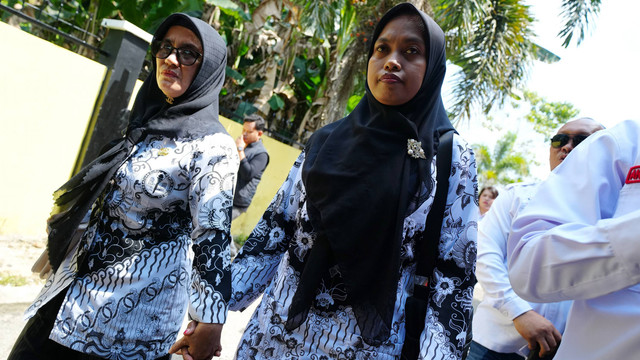 Guru honorer SD Negeri 4 Baito Supriyani bersiap menjalani persidangan di ruang sidang Pengadilan Negeri Andoolo, Konawe Selatan, Sulawesi Tenggara, Senin (28/10/2024). Foto: Antara Foto/Jojon