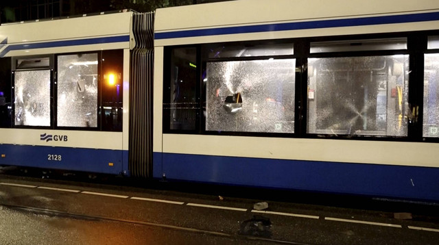 Sebuah trem rusak akibat puluhan orang bersenjatakan tongkat dan petasan menyusul kekerasan pekan lalu yang menargetkan penggemar klub sepak bola Israel pada hari Senin (11/11). Foto: AP Photo