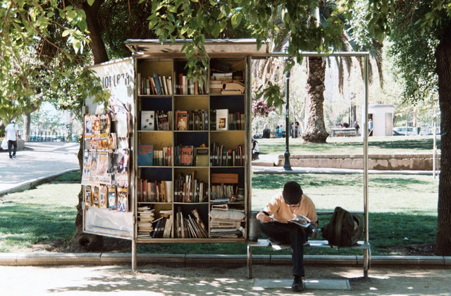 Aktivitas di Taman Suropati. Foto hanya ilustrasi bukan tempat sebenarnya. Sumber foto: Unsplash/L'Odyssée Belle
