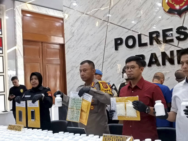 Polrestabes Bandung ungkap kasus obat-obatan keras, Selasa (12/11/2024). Foto: Robby Bounceu/kumparan