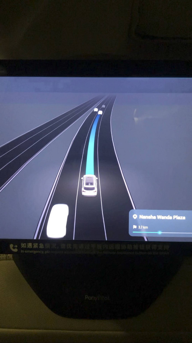 Suasana berkendara tanpa sopir oleh sistem Robotaxi Pony.ai.