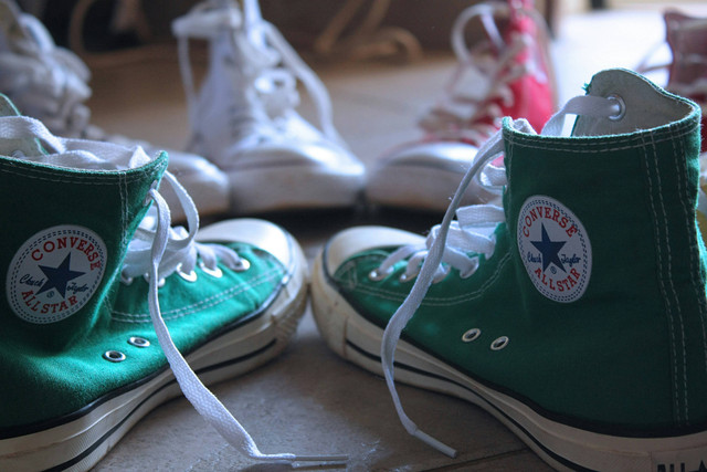 Ilustrasi rekomendasi sepatu Converse pria, sumber gambar: unsplash/Andrew Itaga