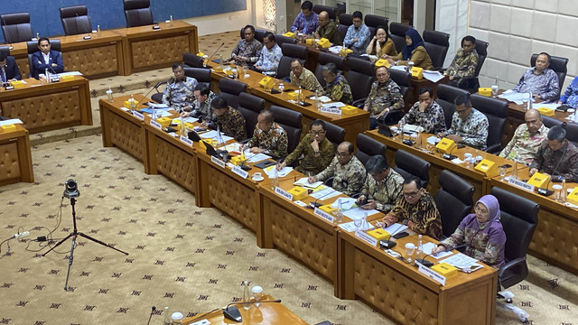 Menteri Perindustrian Agus Gumiwang Kartasasmita menghadiri rapat kerja dengan Komisi VII di DPR RI, Jakarta (12/11/2024). Foto: Muhammad Fhandra Hardiyon/kumparan