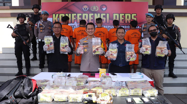 Polisi menunjukkan barang bukti sabu dalam konferensi pers yang digelar di Mapolres Kapuas Hulu. Foto: Dok. Polres Kapuas Hulu