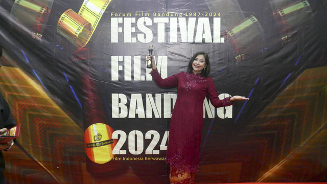 Ayu Azhari memenangkan penghargaan di Festival Film Bandung. Foto: Dok. Istimewa