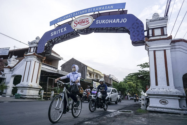 Buruh mengendarai sepeda keluar dari pabrik PT Sri Rejeki Isman Tbk (Sritex) di Sukoharjo, Jawa Tengah, Kamis (24/10/2024). Foto: Mohammad Ayudha/ANTARA FOTO