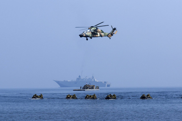 Prajurit Korps Marinir TNI AL bersama Australia Defence Force (ADF) melaksanakan Latihan Gabungan Keris Woomera 2024 di Pusat Latihan Pertempuran Marinir 5 Baluran Pantai Banongan, Situbondo, Jawa Timur, Rabu (13/11/2024). Foto: Budi Candra Setya/ANTARA FOTO