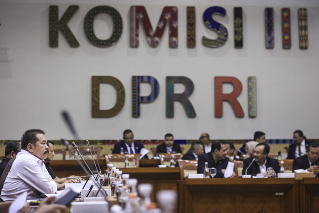 Jaksa Agung ST. Burhanuddin bersiap mengikuti rapat kerja dengan Komisi III DPR di Kompleks Parlemen, Senayan, Jakarta, Rabu (13/11/2024). Foto: Dhemas Reviyanto/ANTARA FOTO