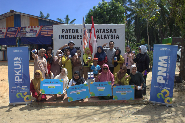 PNM menyerahkan bantuan kepada 15 nasabah dari kelompok Kelompok Tanjung Aru Unit Mekaar Nunukan. Foto: Dok. PNM