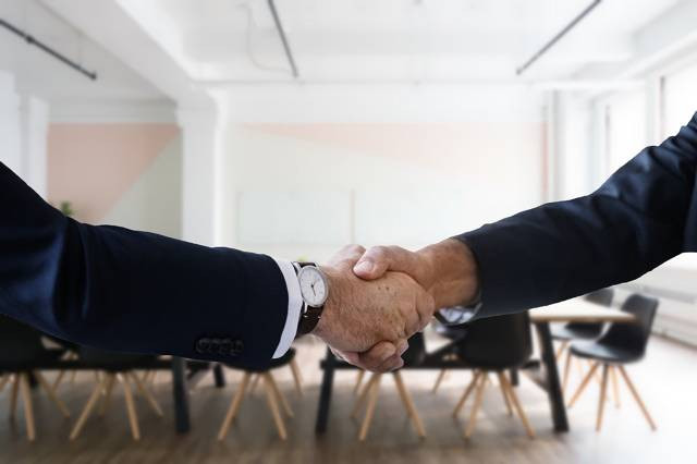 https://pixabay.com/photos/job-interview-handshake-hiring-4131482/