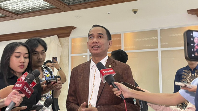 Anggota Komisi III DPR RI Rudianto Lallo menjawab pertanyaan wartawan usai mengikuti rapat kerja dengan Jaksa Agung Republik Indonesia di Kompleks Parlemen, Senayan, Jakarta, Rabu (13/11/2024) Foto: Haya Syahira/kumparan