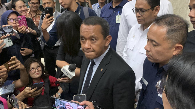 Menteri ESDM Bahlil Lahadalia menjawab pertanyaan wartawan usai mengikuti rapat kerja dengan Komisi XII DPR RI di Kompleks Parlemen Senayan, Jakarta, Rabu (13/11/2024). Foto: Luthfi Humam/kumparan
