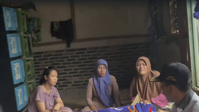 Keluarga Rouf (39), sopir truk penyebab kecelakaan beruntun di Tol Cipularang KM 92 meminta keringanan hukuman atas musibah yang telah menewaskan 1 orang dan puluhan orang lainnya luka-luka. Foto: Dok. kumparan