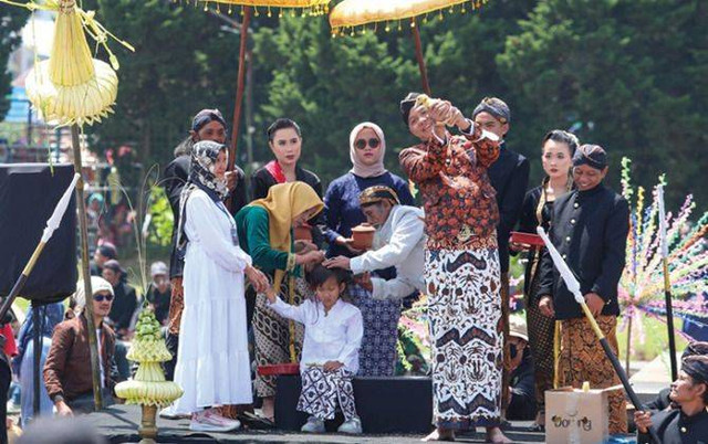 Acara adat ruwatan rambut gimbal di Dieng, Wonosobo. Sumber: Dokumen pribadi