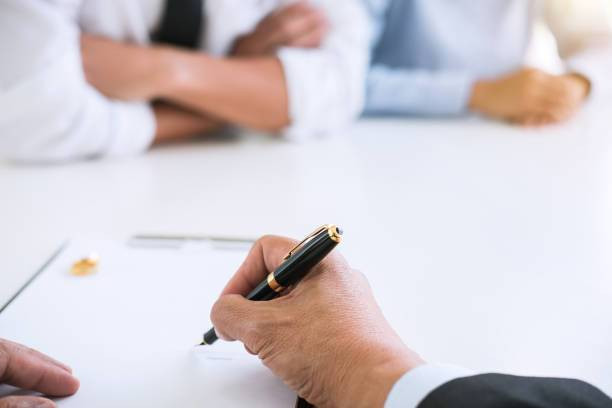 https://www.istockphoto.com/id/foto/perjanjian-yang-disiapkan-oleh-pengacara-penandatanganan-sk-perceraian-pernikahan-gm1033600988-276785315