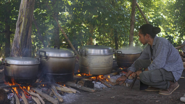 Laode masak bareng warga Pulau Sjahrir. Foto: Dok. Wonderfoel Laode