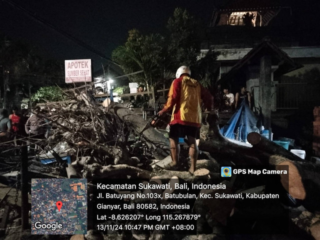Proses evakuasi korban tertimpa pohon di warung lalapan. Foto: Dok. BPBD Kabupaten Gianyar