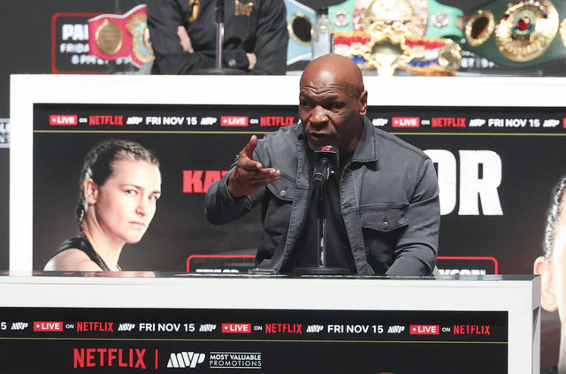 Mike Tyson dan Jake Paul mengadakan konferensi pers sebelum pertarungan mereka yang akan datang di The Pavilion di Toyota Music Factory, Amerika Serikat, Rabu (13/11/2024) waktu setempat. Foto: Kevin Jairaj/USA TODAY Sports/REUTERS 