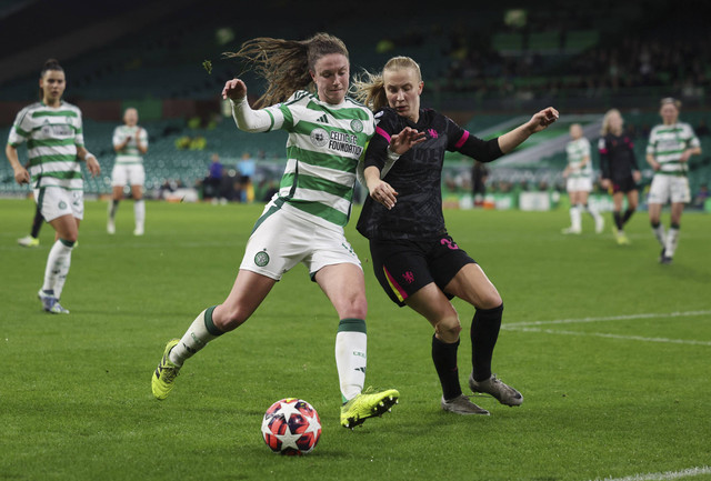 Aggie Beever-Jones dari Chelsea beraksi dengan Kelly Clark dari Celtic pada pertandingan Liga Champions Wanita Grup B antara Celtic melawan Chelsea di Celtic Park, Glasgow, Skotlandia, Inggris, Rabu (13/11/2024). Foto: Lee Smith/REUTERS