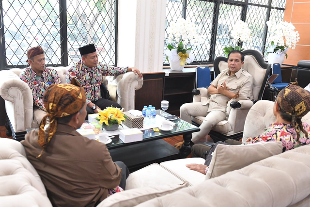 Menteri Transmigrasi M. Iftitah Sulaiman menerima kedatangan Ketua Umum PATRI dan jajaran pimpinan lainnya di kantor Kementerian di Kalibata, Jakarta Selatan, Rabu (13/11/24). Foto: Dok. Istimewa