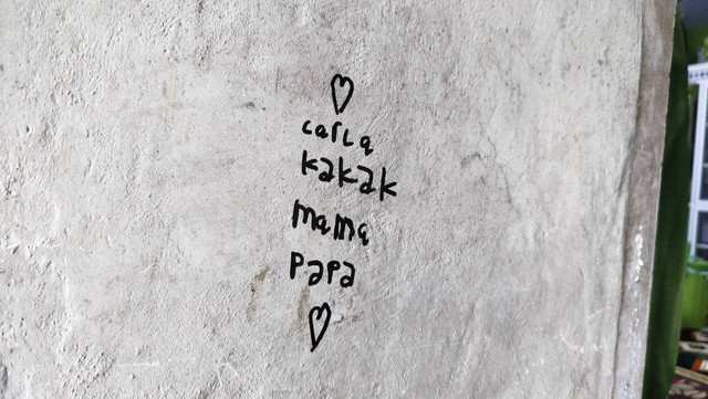 Coretan dinding yang ditulis korban tiga hari sebelum pemerkosaan dan pembunuhan terjadi di Banyuwangi, Kamis (14/11/2024). Foto: kumparan