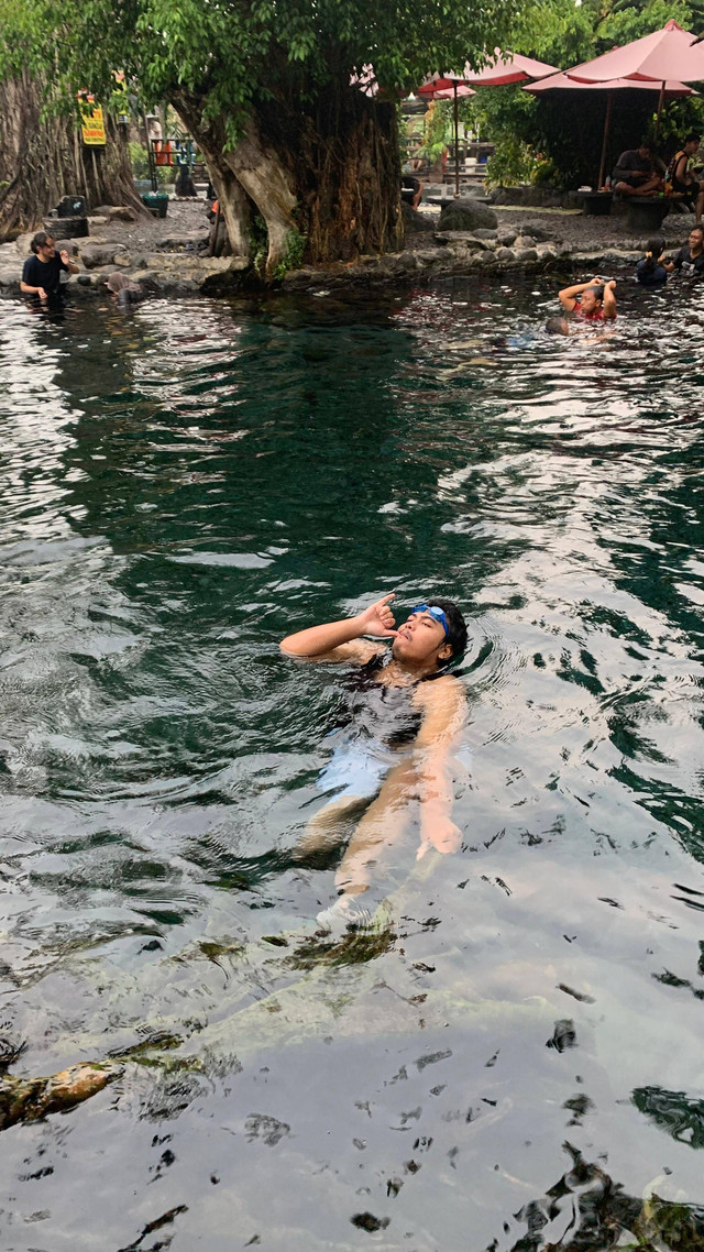 Seorang wisatawan yang sedang menikmati segarnya berenang di Umbul Manten, Klaten, Jawa Tengah. (Sumber:/@Robinho Sakti Ansori Putri/)