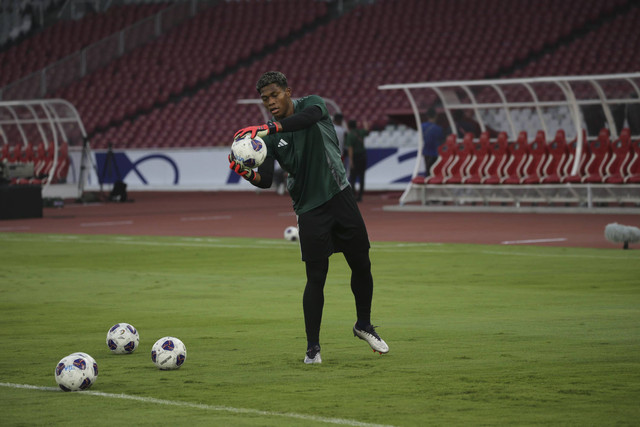 Penjaga Gawang Timnas Jepang Zion Suzuki melakukan pemanasan saat menjalani sesi latihan resmi di Stadion Utama Gelora Bung Karno, Senayan, Jakarta, Kamis (14/11/2024). Foto: Aditia Noviansyah/kumparan