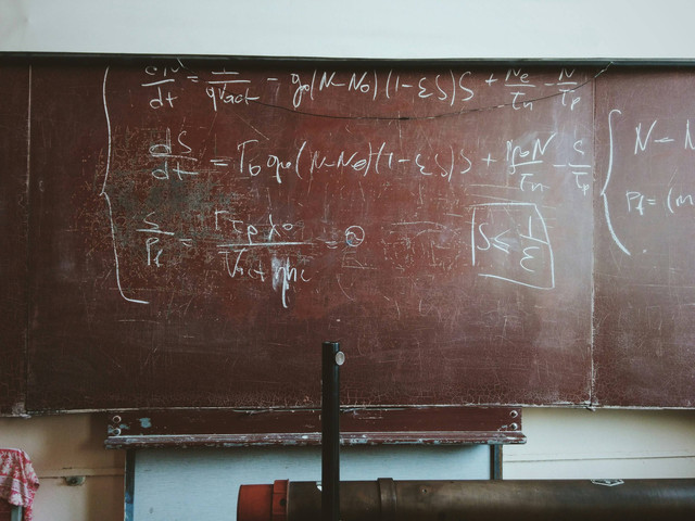 Ilustrasi Papan Tulis di Kelas by Roman Mager on Unsplash