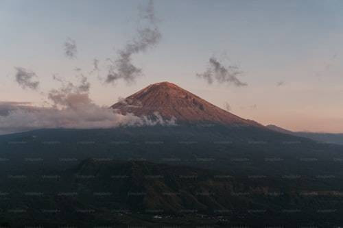 Ilustrasi daftar gunung api aktif di Indonesia,Unsplash/Polina Kuzovkova