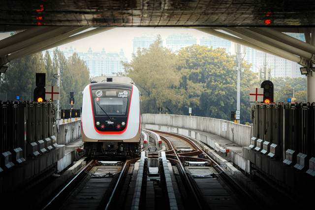 Cara ke Pakuwon Mall Bekasi. LRT Jakarta. Sumber: Unsplash/Fadhila Nurhakim.