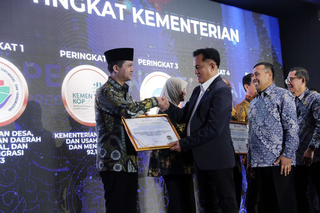 Menteri Transmigrasi Iftitah Sulaiman (kiri) menerima predikat terbaik 1 Penilaian Kepatuhan Penyelenggaraan Pelayanan Publik Tahun 2024 dari Ombudsman Republik Indonesia di Jakarta, Kamis (14/11/2024). Foto: Dok. Istimewa