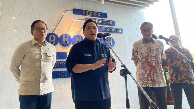 Menteri BUMN, Erick Thohir bersama Menteri Pekerjaan Umum (PU) Dody Hanggodo, Wakil Menteri (Wamen) BUMN Kartika Wirjoatmodjo, di Kantor Kementerian BUMN pada Jumat (15/11). Foto: Ghifari/kumparan