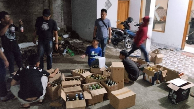 Polres Kulon Progo membongkar penjualan miras ilegal dengan sistem COD.
 Foto: Dok Polres Kulon Progo 