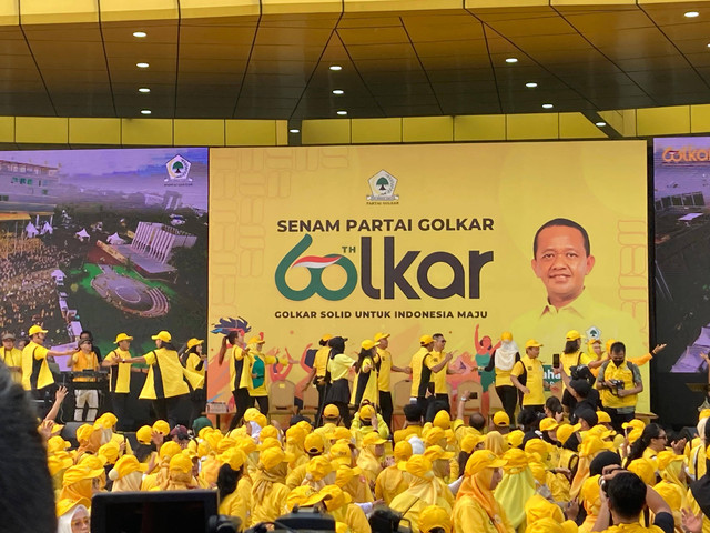 Senam Partai Golkar ke 60 tahun bersama Ketua Umum Partai Golkar Bahlil Lahadalia, Sabtu (16/11). Foto: Alya Zahra/kumparan