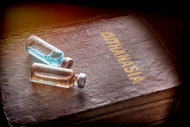 Sumber: https://www.istockphoto.com/id/foto/dua-botol-dengan-obat-obatan-pada-buku-lama-eutanasia-gambar-konseptual-gm877095486-244776556?searchscope=image%2Cfilm