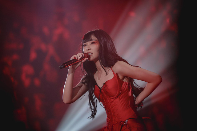 Isyana Sarasvati tampil pada konser satu dekadenya yang bertajuk 'Isyana Sarasvati, A Decade Live Concert: Lost In Harmony' di Istora Senayan, Jakarta, Sabtu (16/11/2024). Foto: Jamal Ramadhan/kumparan