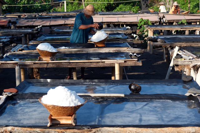 Petani mengumpulkan garam yang sudah dipanen di Pantai Kusamba, Klungkung, Bali. Foto: Nyoman Hendra Wibowo/ANTARA FOTO