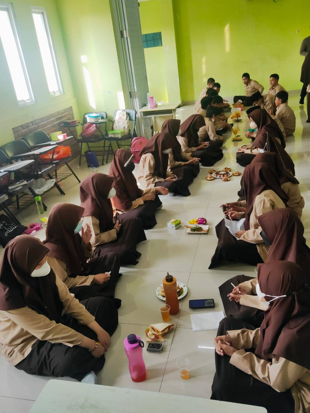 Dokumen pribadi: Suasana kebersamaan di dalam Kelas namun tetap menjaga nilai keIslaman