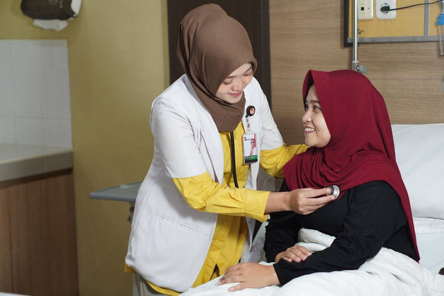 Selain wajib memberikan layanan yang paripurna dan berkualitas, rumah sakit perlu melakukan kendali biaya dalam penerapan layanan yang diberikan. Sumber foto: Arsip Dokumentasi RSIA Ummu Hani Purbalingga (tempat bekerja penulis)