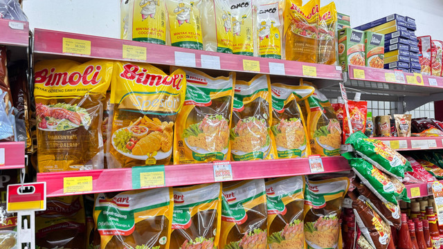 Minyak termasuk salah satu promo yang ada di program JSM Alfamart Spesial THR. Foto: Ave Airiza Gunanto/kumparan