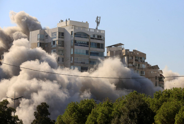 Asap mengepul setelah serangan Israel terhadap sebuah gedung di lingkungan Tayouneh, Beirut, Lebanon, Jumat (15/11/2024). Foto: Mohammed Yassin/REUTERS