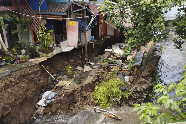 Kirmir sungai Citepus di Kirmir sungai Citepus di Jalan Industri Dalam, Kecamatan Cicendo, Kota Bandung, ambruk pada Minggu (17/11/2024). Foto: Dok. Diskar PB Kota Bandung