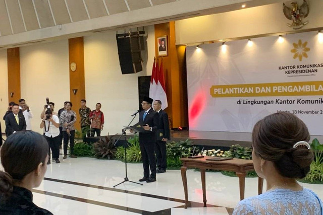 Kepala Kantor Komunikasi Kepresidenan (PCO) Hasan Nasbi melantik dan mengambil sumpah jabatan di lingkungan Kantor Komunikasi Kepresidenan di Gedung Krida Bhakti Sekretariat Negara, Jakarta, Senin (18/11/2024). Foto: Luthfi Humam/kumparan