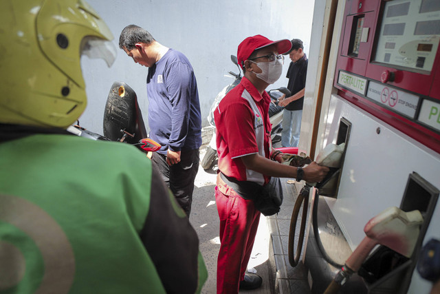 Petugas mengisi bahan bakar minyak (BBM) jenis Pertalite untuk kendaraan roda dua pada salah satu SPBU di Jakarta, Senin (18/11/2024). Foto: Iqbal Firdaus/kumparan