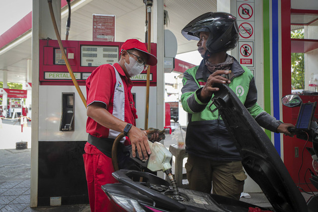 Petugas mengisi bahan bakar minyak (BBM) jenis Pertalite untuk kendaraan roda dua pada salah satu SPBU di Jakarta, Senin (18/11/2024). Foto: Iqbal Firdaus/kumparan