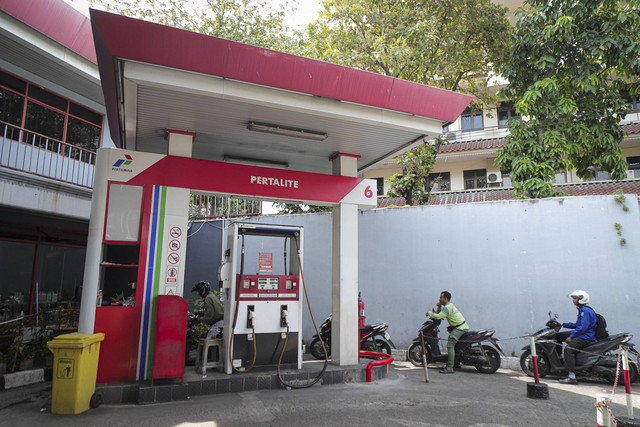 Pengendara motor antre untuk mengisi bahan bakar minyak (BBM) jenis Pertalite di salah satu SPBU di Jakarta, Senin (18/11/2024). Foto: Iqbal Firdaus/kumparan