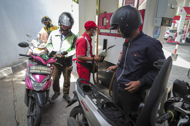 Petugas mengisi bahan bakar minyak (BBM) jenis Pertalite untuk kendaraan roda dua pada salah satu SPBU di Jakarta, Senin (18/11/2024). Foto: Iqbal Firdaus/kumparan