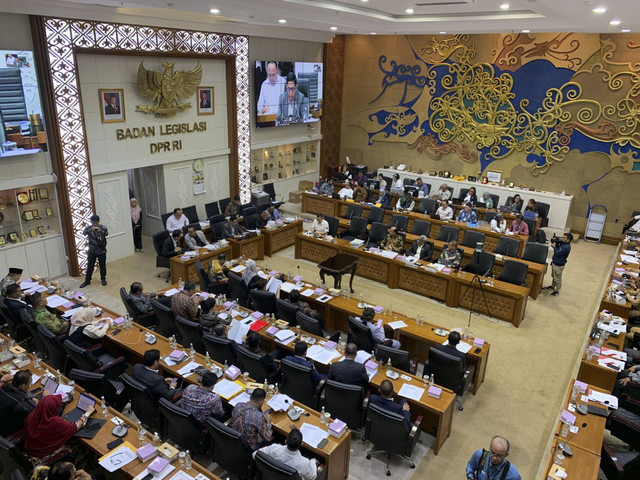Suasana rapat kerja Baleg DPR RI pembahasan UU DKJ dan Prolegnas bersama Pemerintah dan DPD di ruang rapat Baleg DPR, Kompleks Parlemen Senayan, Jakarta, Senin (18/11/2024). Foto: Luthfi Humam/kumparan